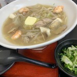 極楽うどん TKU - 魚介鶏塩ニンニクバターうどん