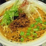 香氣　四川麺条 - 担々麺(中細ちぢれ麺)のクローズアップ