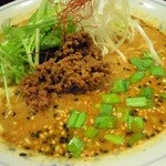 香氣　四川麺条 - 担々麺(中細ちぢれ麺)のクローズアップ