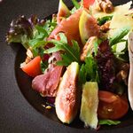 ダイニングルーム ウェスタンキュイジーヌ - 季節果実と太陽チキンのグルメサラダ