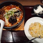 KAORI - 牛バラ麻辣ラー麺+半チャーハン(杏仁豆腐付)980円税込 全景