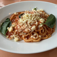 トラットリア グランボッカ - トマトソースとバジルのスパゲティ〜2種類のモッツァレラチーズのせ〜