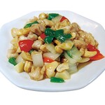 Stir-fried chicken and cashew nuts