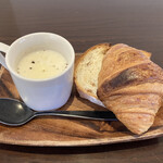 カヴァロ - とうもろこしの冷製スープとパン2種