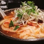 張家 - 酸辣麺(サンラーメン)
            一口目はそこまで辛くないなと。食べ続けるほどに汗が。