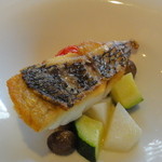 sfida - 皮をパリパリに焼いた白身（鯛系）の焼き物