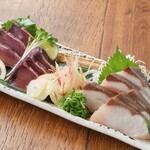 Assorted straw-grilled bonito VS yellowtail