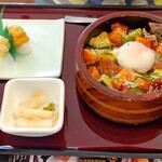 和食レストランとんでん - マグロ、サーモン、阿保が土丼。＋塩水ウニ1カン