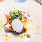 La Brianza - 和歌山県産ケンケン鰹のカルパッチョ雲丹醤油ケイパーペーストオリーブパウダーピスタチオ。厚切り鰹、炙られ香ばしコクある雲丹醤油さわやかトッピング泡。いろいろな味わい組み合わせが楽しめて贅沢〜