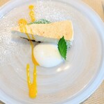 La Brianza - チーズケーキミントティーのエスプーママンゴーソース。この日のチーズケーキはベイクドかしら。でも焼き色にしてはうっすらな表面色づきだし、でもでもとにかく美味しかったからどちらでもいいわね〜(*^^*)