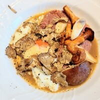 La Brianza - 鹿児島県産和牛ランイチジロール茸原木しいたけ田中農園健康玉子トリュフたっぷりすき焼き風。ひゃ〜ぁ幸せ以外ない！半熟玉子とろ〜りトリュフ香りきのこ旨みに、美味しいお肉だもの。目尻下がって下がりまくるわ〜