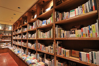ブルックリンパーラー - 店内の約２，５００冊の書籍が自由に読めます。