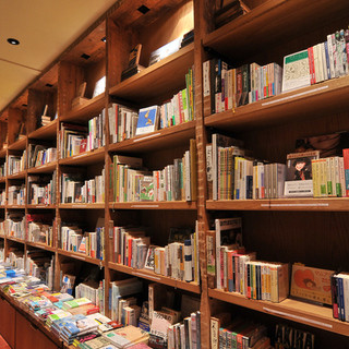 2,500冊以上の本を販売。席で読むことも出来ます。