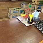 あつあつ屋 - 卓上の調味料