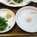 天盛りうどん ゆうじ - 鶏天用の塩とうどんつゆ用のネギ 生姜