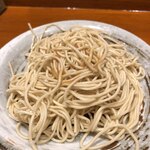 Gonen Shokudou - 博多ラーメンで ハリガネと言ってた気がしますが、それ並みにサッと湯がいた麺。
                        オリーブオイルとバルサミコ酢を振った 斬新な麺！