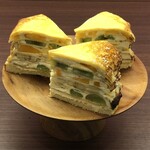 Patisserie CREJOUER - 【米粉のミルクレープ】  大人気の通年商品の米粉のミルクレープ。  米粉のアーモンドスポンジの上に、米粉のクレープ、米粉のカスタードクリームを重ねて層にしています。 サンドしてますフレッシュフルーツは季節毎に変わります。  ※週末限定店頭販売商品です。