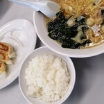 ラーメン　ガキ大将 - コテコテラーメンと小ライス、餃子3個　これがランチメニューで990円税込