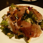 生ハムとナッツのサラダ