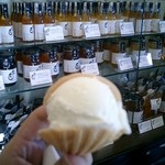 松治郎の舗 - 蜂蜜のアイスクリーム。後ろの蜂蜜にピントが合っています(*_*)