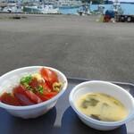 どんぶりハウス - 目の前は漁港です