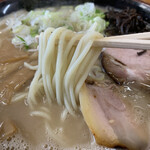 Ramen Shimizu - 麺は中細麺。豚骨スープを引っ張ってきてくれます。