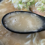 Ramen Shimizu - まったり濃厚な豚骨スープ。臭みは無く飲みやすい。