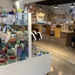 贈り物専門店 ハリカ - 奥にカフェ