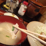 とん吉 - 豚汁の豚肉　持ち上げ