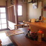 とん吉 - カウンターと座敷