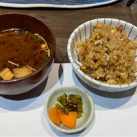 SAI.teppan - 赤出汁、香の物、ガーリックライス