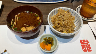 SAI.teppan - 赤出汁、香の物、ガーリックライス