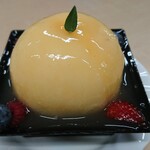 ル・ピノー 北堀江本店 - まわりにブルーベリー、いちご、ラズベリーとピーチジュレ