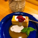 Daidokoro Yamaneko - デザート&チャイ。本日はチーズケーキ！下にクッキー生地があり、マンゴーのソースと合わせ美味しい(#^.^#)