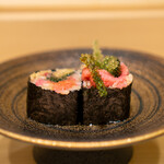 Sushi Matsumoto - トロの叩き身と海ぶどうの巻き物