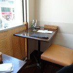千疋屋レストラン Biwawa - 窓際には独り席があります