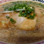 ラーメン まこと屋 - 熟成背脂醤油ラーメンのアップ