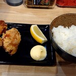 ラーメン まこと屋 - 若鶏の唐揚げ３個定食(お好きなラーメン＋430円税込)