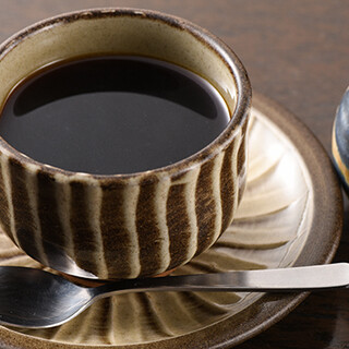 挽きたてのコーヒーで憩いのひと時を。こだわりの紅茶も人気です
