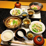 Eigo - ランチメニューにはサラダ、小鉢、汁物、漬物が付きます。