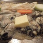 おうさか苑 - 「牡蠣のバター焼き」：片面は“ロースト感”を出し、
      片面は生っぽいプリプリ感を残す、焼き方がオススメ♪
      