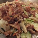 おうさか苑 - 油かす入りの「焼きうどん」：カリッカリに香ばしくなった脂かすと
      豚バラからも濃厚なコク！
      