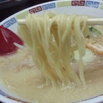 麺は中細麺ｽﾄﾚｰﾄで、断面はｴｯｼﾞのあるｽｸｴｱ形、加水率は中級