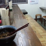 一輝亭 - 店内はL字ｶｳﾝﾀｰ、小上がりの座敷の構成で、大衆感溢れる和風様式。