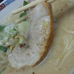 ﾁｬｰｼｭｰは豚ﾊﾞﾗ肉で、ｶｯﾄは大きめで厚い良心的な仕様、それでﾜﾝｺ！