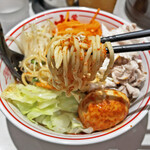 蒙古タンメン中本 - 麺は中本特製の丸断面の中太ストレート麺
