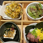 Yuzuan - 季節のかき揚げ、雑穀サラダ、海藻じゃこ豆腐、まぐたくのっけ寿司