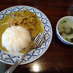 ライカノ - グリーンカレーとセットのスープ