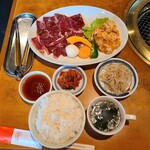 Yakiniku Dokoro Kabukimon - カルビ・ホルモン定食(1540円)です。