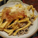 さのや - 揚げおろしそばの上に薬味を乗せて